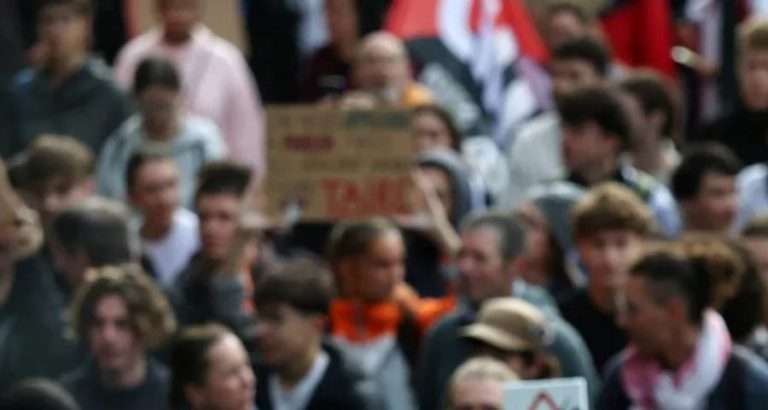 ŠTA SE KRIJE IZA TRANSPARENTA: ‘Bismillah, c'est les ténèbres’: Novi slogan koji mobiliše milione širom Evrope i svijeta