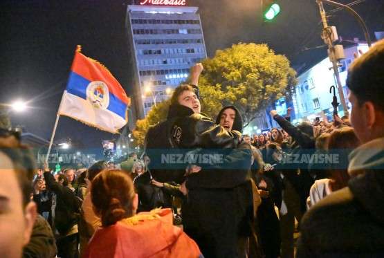 “MILE, TI SI SLJEDEĆI”: I u Banjaluci slavili pobjeda Studentske liste u Srbiji (VIDEO)